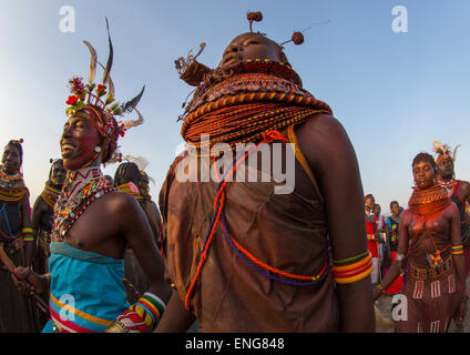 Rendille e Turkana tribù ballare insieme durante un festival, Lago Turkana, Loiyangalani, Kenya Foto Stock