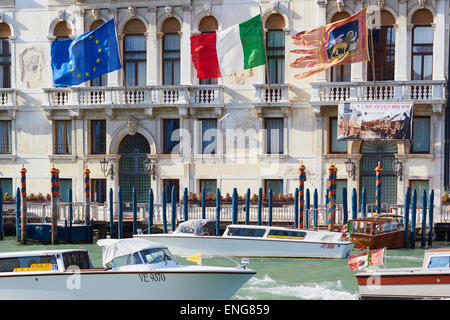 I taxi d'acqua sul Grand Canal passando il Palazzo Ferro Fini Venezia Veneto Italia Europa Foto Stock