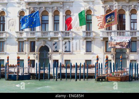 Venetian Unione europea e bandiere italiane battenti sul Palazzo Ferro Fini Venezia Veneto Italia Europa Foto Stock