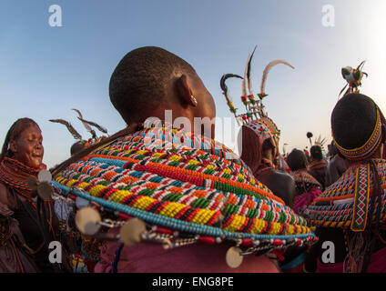 Rendille tribù di uomini e donne che danzano, Lago Turkana, Loiyangalani, Kenya Foto Stock