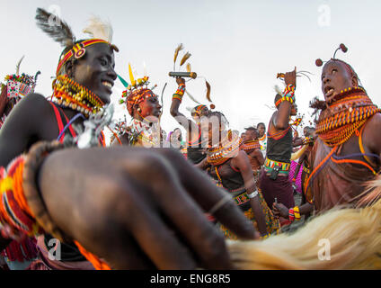 Rendille e Turkana tribù ballare insieme durante un festival, Lago Turkana, Loiyangalani, Kenya Foto Stock