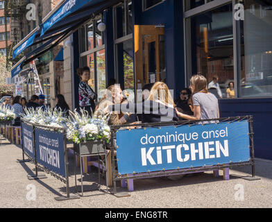 Dominique Ansel cucina, la nuova pasticceria da cronut re Dominique Ansel nel Greenwich Village di New York visto il giovedì, 30 aprile 2015. (© Richard B. Levine) Foto Stock