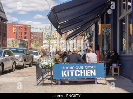 Dominique Ansel cucina, la nuova pasticceria da cronut re Dominique Ansel nel Greenwich Village di New York visto il giovedì, 30 aprile 2015. (© Richard B. Levine) Foto Stock