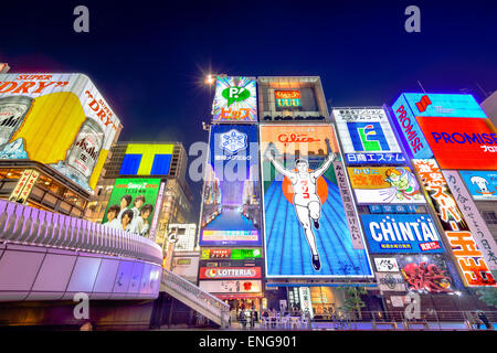 La famosa pubblicità di Dotonbori di notte. Con una storia risalente al 1612, il distretto è ora uno di Osaka primaria dell Foto Stock