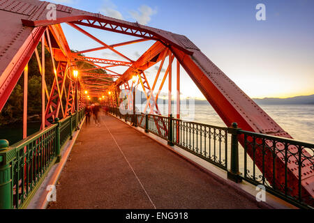 Sansen bridge spanning Shikotsu Lake nel nord dell'isola di Hokkaido, Giappone. Foto Stock