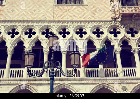 Italiano e bandiere europee battenti sul Palazzo Ducale di Piazza San Marco Venezia Veneto Italia Europa Foto Stock