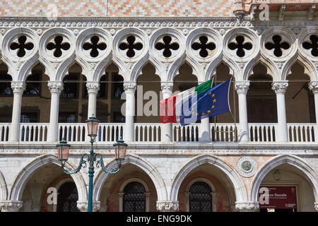Italiano e bandiere europee battenti sul Palazzo Ducale di Piazza San Marco Venezia Veneto Italia Europa Foto Stock