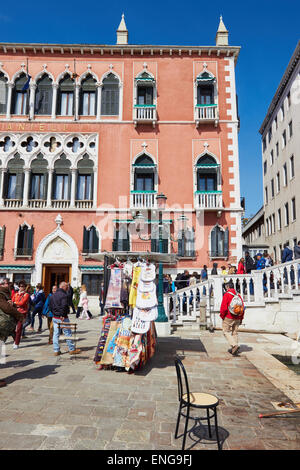 I turisti su Riva degli Schiavoni Venezia Veneto Italia Europa Foto Stock