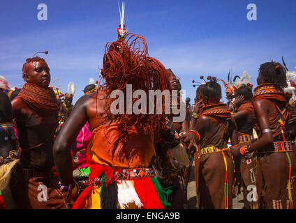 Rendille e Turkana tribù ballare insieme durante un festival, Lago Turkana, Loiyangalani, Kenya Foto Stock