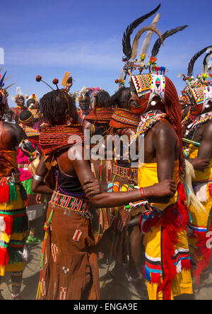 Rendille e Turkana tribù ballare insieme durante un festival, Lago Turkana, Loiyangalani, Kenya Foto Stock