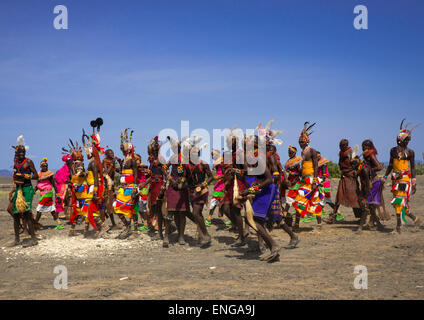 Rendille e Turkana tribù ballare insieme durante un festival, Lago Turkana, Loiyangalani, Kenya Foto Stock