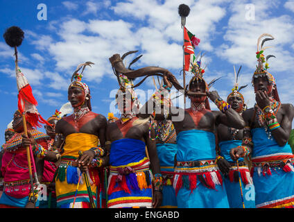 Rendille Tribesmen insufflazione di un avvisatore acustico, Lago Turkana, Loiyangalani, Kenya Foto Stock