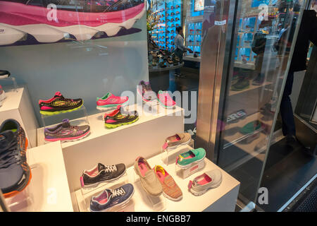 Il Skechers store in Times Square a New York venerdì 1 maggio 2015. Il marchio è recentemente stato consacrato uno dei più sottovalutati scarpa società in America dagli analisti che sentono che potrebbe diventare la seconda più popolare marca di calzature dopo Nike. La società aveva i 2,4 miliardi di dollari di vendite nel 2014. (© Richard B. Levine) Foto Stock