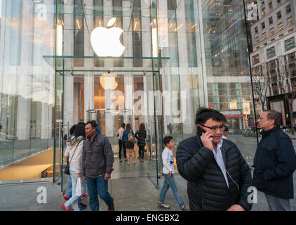 L'Apple store sulla Fifth Avenue a New York è visto su Martedì, 28 aprile 2015. Dopo un altro trimestre record per Apple è previsto che la società a becco un trilione di dollari di valutazione di mercato di quest'anno. (© Richard B. Levine) Foto Stock