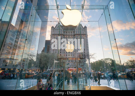 L'Apple store sulla Fifth Avenue a New York è visto su Martedì, 28 aprile 2015. Dopo un altro trimestre record per Apple è previsto che la società a becco un trilione di dollari di valutazione di mercato di quest'anno. (© Richard B. Levine) Foto Stock