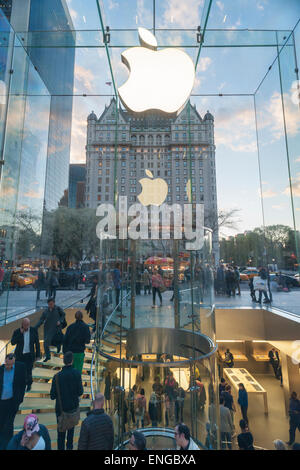 L'Apple store sulla Fifth Avenue a New York è visto su Martedì, 28 aprile 2015. Dopo un altro trimestre record per Apple è previsto che la società a becco un trilione di dollari di valutazione di mercato di quest'anno. (© Richard B. Levine) Foto Stock