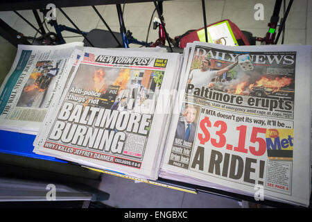 Il New York Daily News , il Wall Street Journal e il NY Post su Martedì, 28 Aprile 2015 tutte le funzionalità di copertura delle notti precedenti disordini a Baltimora per la morte di Freddie grigio mentre in custodia della polizia. (© Richard B. Levine) Foto Stock