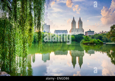 La città di New York, Stati Uniti d'America presso la Central Park Lake e Upper West Side skyline. Foto Stock