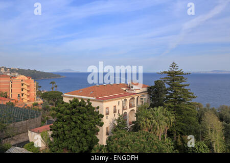 Sorrento e la baia di Napoli, Italia. Foto Stock