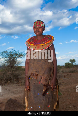 Un Pokot donna indossa grandi Collane realizzate da gambi di erba di falasco, Baringo County, Baringo, Kenya Foto Stock