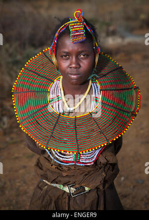 Una ragazza di Pokot indossa grandi Collane realizzate da gambi di erba di falasco, Baringo County, Baringo, Kenya Foto Stock