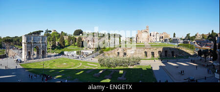 Roma Il Palatino e l'Arco di Costantino dal Colosseo Foto Stock