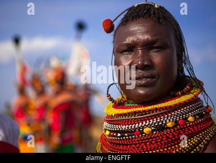 Turkana tribù donna con enormi collane ed orecchini, Lago Turkana, Loiyangalani, Kenya Foto Stock