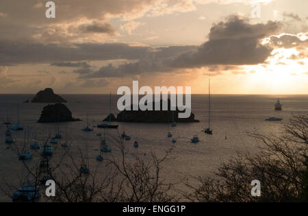 Saint-Barthélemy, French West Indies, Antille francesi: un tramonto mozzafiato sul Mar dei Caraibi con velieri ancorati nel porto di Gustavia Foto Stock