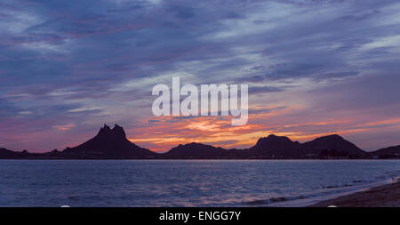Twin peaks del monte Tetakawi stagliano contro un glorioso tramonto Foto Stock