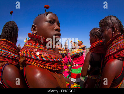 Rendille e Turkana tribù ballare insieme durante un festival, Lago Turkana, Loiyangalani, Kenya Foto Stock