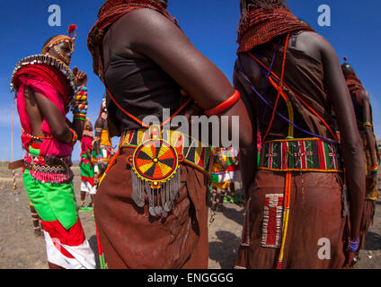 Rendille e Turkana tribù ballare insieme durante un festival, Lago Turkana, Loiyangalani, Kenya Foto Stock