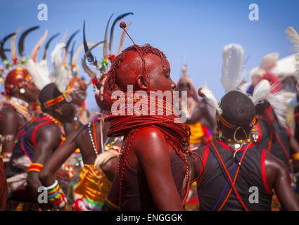 Rendille e Turkana tribù ballare insieme durante un festival, Lago Turkana, Loiyangalani, Kenya Foto Stock