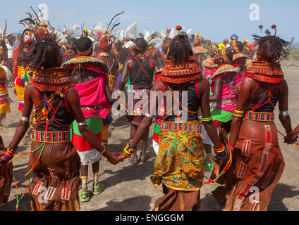 Rendille e Turkana tribù ballare insieme durante un festival, Lago Turkana, Loiyangalani, Kenya Foto Stock