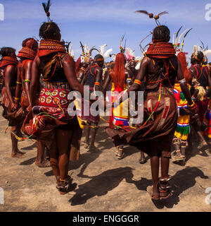 Rendille e Turkana tribù ballare insieme durante un festival, Lago Turkana, Loiyangalani, Kenya Foto Stock