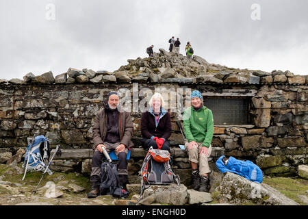 Felice di appoggio per gli escursionisti e riparo dal vento dal rifugio sulla cima Penygadair di Cadair Idris (Cader Idris) in Snowdonia Wales UK Foto Stock