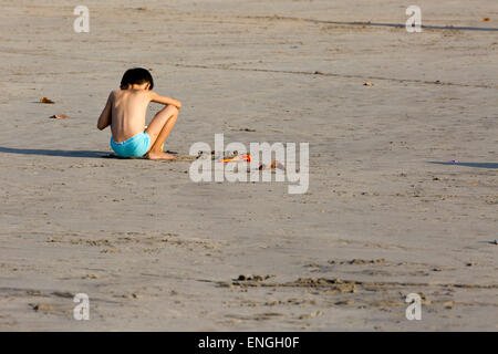 Ragazzo giocando sulla spiaggia di Kuta Beach, Bali, Indonesia Foto Stock