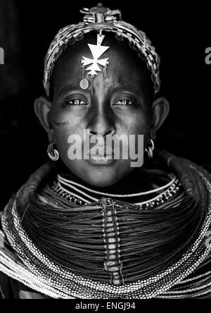 Rendille Tribeswoman indossando il tradizionale copricapo e Mpooro Engorio collana, distretto di Marsabit, Ngurunit, Kenya Foto Stock