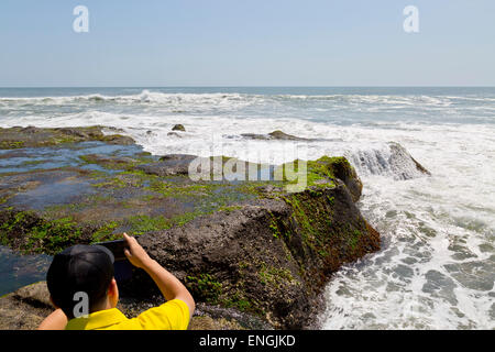 Costa vicino il tempio Pura Tanah Lot di Bali, Indonesia Foto Stock