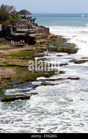 Costa vicino il tempio Pura Tanah Lot di Bali, Indonesia Foto Stock