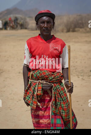 Rendille Tribe uomo vecchio con un Arsenal Football Shirt, distretto di Marsabit, Ngurunit, Kenya Foto Stock