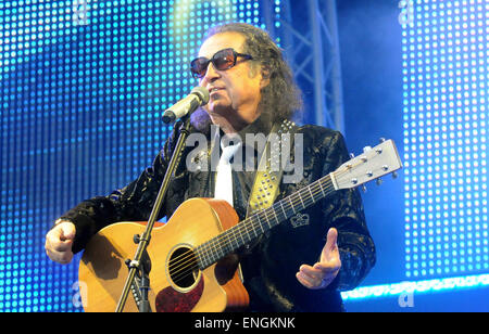 Bad Segeberg, Germania. 02Maggio, 2015. Cantante britannico Chris Andrews esegue durante l'open air festival musicale 'Kalkberg 2015' in Bad Segeberg, Germania, 02 maggio 2015. Foto: Holger Kasnitz/dpa - nessun filo SERVICE -/dpa/Alamy Live News Foto Stock