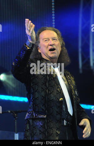 Bad Segeberg, Germania. 02Maggio, 2015. Cantante britannico Chris Andrews esegue durante l'open air festival musicale 'Kalkberg 2015' in Bad Segeberg, Germania, 02 maggio 2015. Foto: Holger Kasnitz/dpa - nessun filo SERVICE -/dpa/Alamy Live News Foto Stock