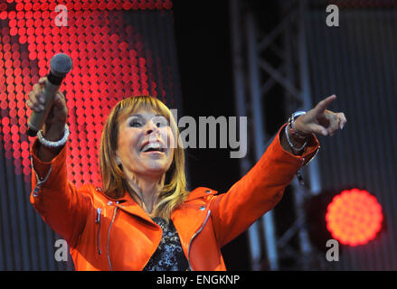 Bad Segeberg, Germania. 02Maggio, 2015. Il cantante Ireen Sheer esegue durante l'open air festival musicale 'Kalkberg 2015' in Bad Segeberg, Germania, 02 maggio 2015. Foto: Holger Kasnitz/dpa - nessun filo SERVICE -/dpa/Alamy Live News Foto Stock