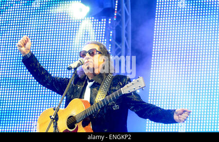 Bad Segeberg, Germania. 02Maggio, 2015. Cantante britannico Chris Andrews esegue durante l'open air festival musicale 'Kalkberg 2015' in Bad Segeberg, Germania, 02 maggio 2015. Foto: Holger Kasnitz/dpa - nessun filo SERVICE -/dpa/Alamy Live News Foto Stock