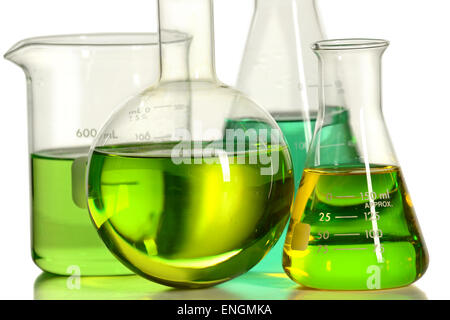 Vetreria di laboratorio con del liquido al di sopra della tabella riflettente Foto Stock