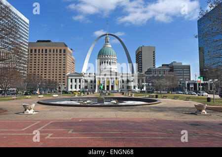 Vista di Saint Louis, Missouri con court house e il Gateway Arch Foto Stock