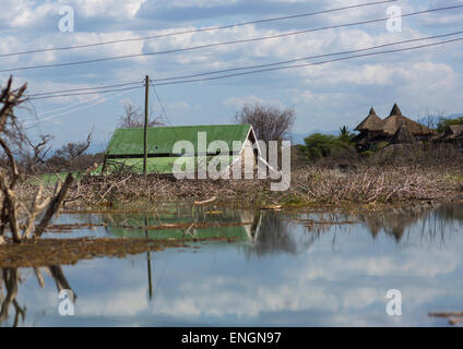 Vista della casa allagata e Resort, Baringo County, Baringo, Kenya Foto Stock