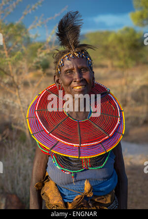 Un Pokot donna indossa grandi Collane realizzate da gambi di erba di falasco, Baringo County, Baringo, Kenya Foto Stock