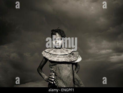 Una ragazza di Pokot indossa grandi Collane realizzate da gambi di erba di falasco, Baringo County, Baringo, Kenya Foto Stock