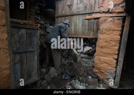 Finamtar, Gorkha, Nepal. Il 1 maggio, 2015. Gobin Adicari tryes per pulire e salvare i loro averi nel villaggio di Finamtar nel distretto di Gorkha, molto vicino all'epicentro è stato completamente distrutto dal terremoto. © Ivan Castaneira/ZUMA filo/ZUMAPRESS.com/Alamy Live News Foto Stock